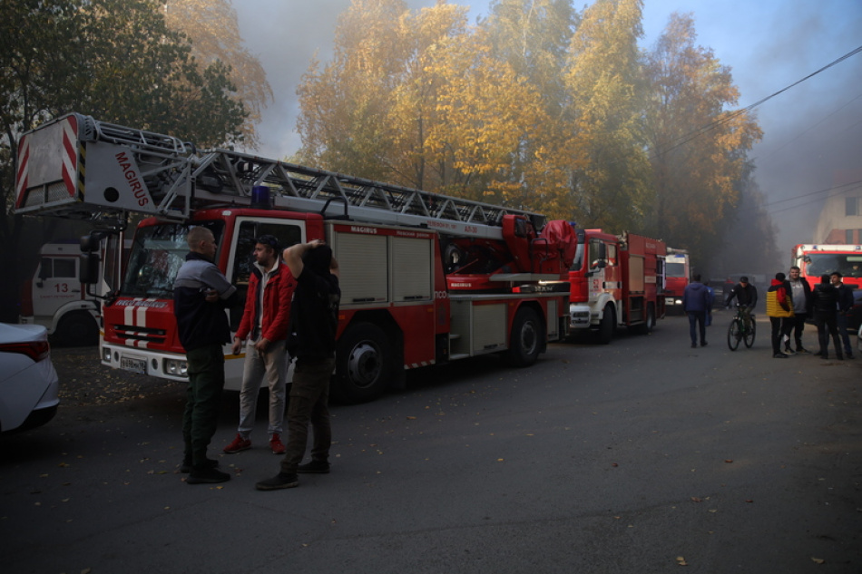 В Выборгском районе Петербурга загорелся склад, пожару присвоен повышенный ранг сложности